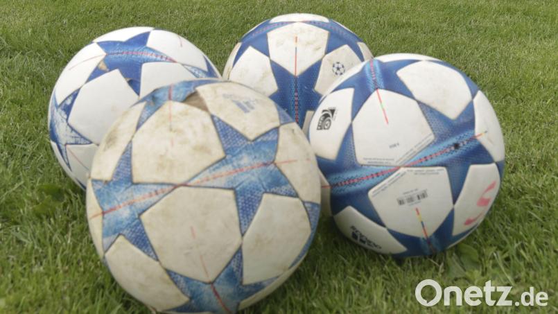 Viermal landete der Ball im Tor des FC Amberg. Symbolbild: Hubert Ziekler