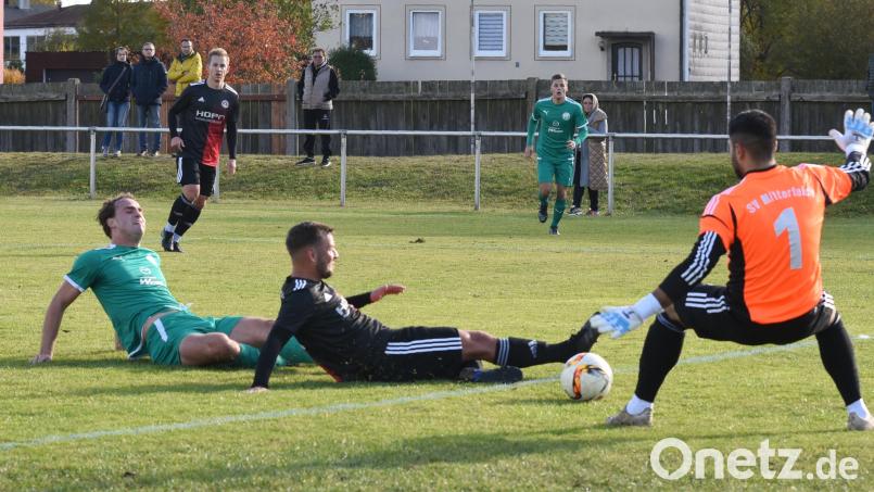 Der SV Mitterteich verlor am Samstag das Heimspiel gegen den TSV Neudrossenfeld mit 0:3. In dieser Szene verhindern Torwart Mert Selvi und Samuel Stauber einen Treffer von Gregor Graf von Westphalen (links). Bild: gb