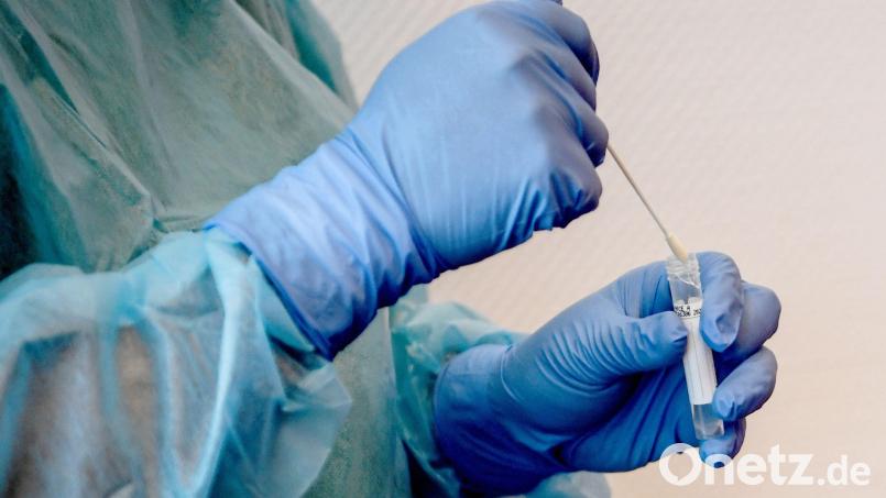 Ein Arzt macht einen Abstrich für einen Corona-Test. Am Freitag gab es vier positive Corontests im Landkreis Tirschenreuth. Symbolbild: Britta Pedersen/dpa
