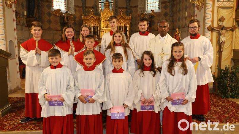 Bei einem Gottesdienst in Weidenthal wurden neue Ministranten aufgenommen und langjährige Messdiener verabschiedet. Bild: Ulrike Kiendl/exb