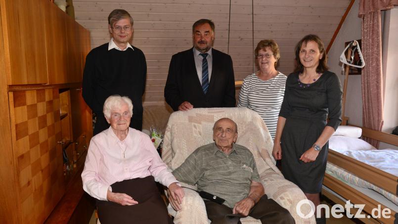 Anna Bergler, bekannt als "Kappl Annerl" feierte am Samstag ihren 90. Geburtstag gemeinsam mit Ehemann Alfons und Tochter Lucia (rechts). Zum Geburtstag gratulierten Pfarrer Norbert Götz, Bürgermeister Josef Beimler und Gerlinde Müller für den Pfarrgemeinderat (hintere Reihe, von links) Bild: bey