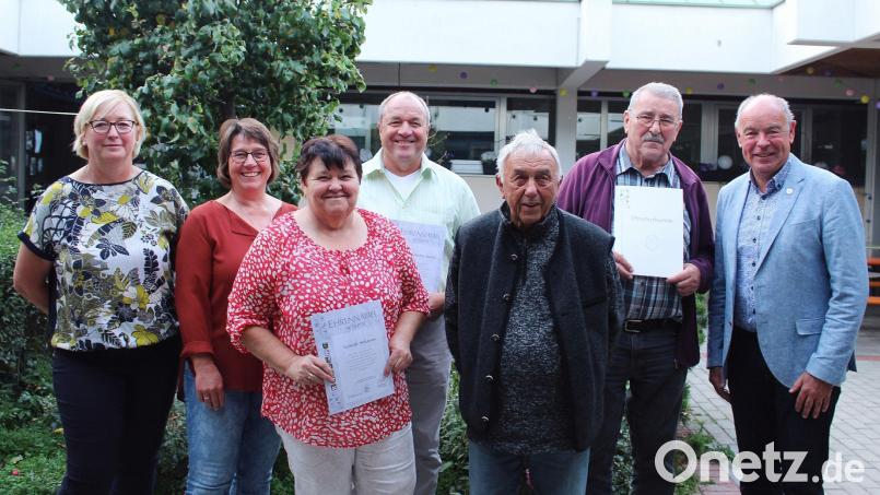 Die Geehrten (von links): Barbara Leger (Vorsitzende), Irene Wetter, Lisbeth Schnaus, Klaus-Günter Backes, Werner Pirke, Peter Schenkl und Bürgermeister Roland Strehl. Bild: bkg