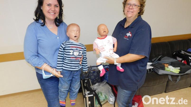 Vorsitzende Melanie Herrmann hatte mit Marianne Kossak (von links) eine versierte Referentin eingeladen. Bild: hai