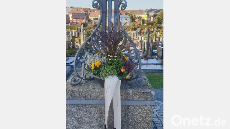 Das Gebinde am Friedhof zur Erinnerung an die verstorbenen Mitglieder. Bild: Stadtkapelle/exb