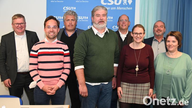 Der Vorstand des neuen CSU-Ortsverbands Eisberg-Karmensölden (von links): Oberbürgermeister Michael Cerny, Florian Füger, Andreas Neiswirth, Manfred Rauscher, Helmut Weigl, Susanne Wasner, Klaus Etzold und Beate Wollmann. Bild: gf