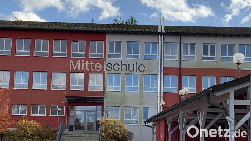 Durch die aufwendigen Sanierungen steigt die Miete für das Gebäude der Mittelschule für den Schulverband deutlich. Bild: adj