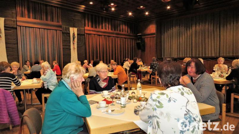 Der Kaffeeplausch war gut besucht, immerhin 45 Frauen hatten sich angemeldet. Bild: ubb