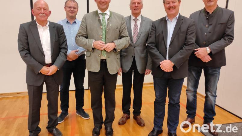 Der bisherige Vorsitzende Ernst Bräutigam, Vorstand Herbert Werner, Landrat Thomas Ebeling, Aufsichtsratsvorsitzender Arnold Kimmerl, dessen Stellvertreter Bernhard Werner und Vorstand Hans Prechtl arbeiten an der Umsetzung der Energiewende im Landkreis Schwandorf (von links). Bild: Herbert Vogl/exb