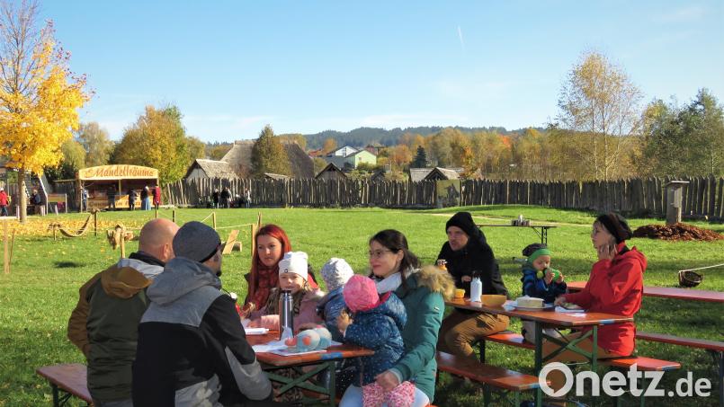 Die Parkbesucher genossen das herrliche Herbstwetter und machten draußen Brotzeit. Bild: ubb