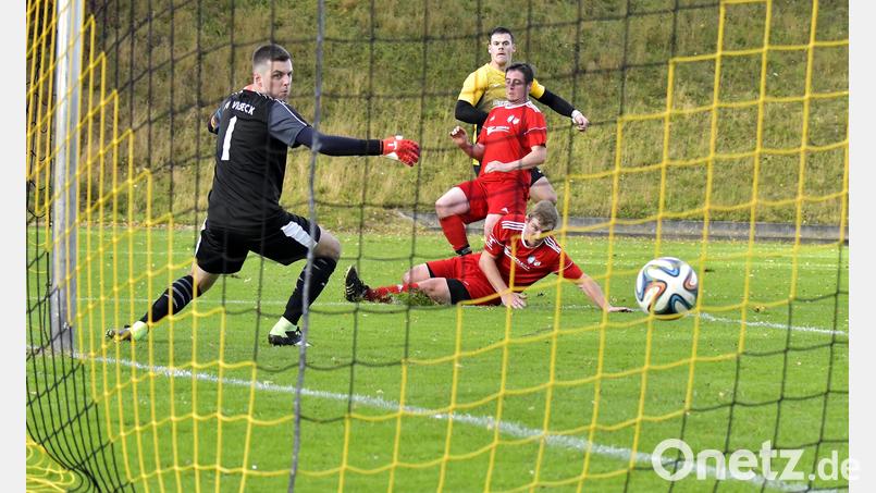 Tor für die DJK Seugast! Patrik Vyleta (hinten) macht in dieser Szene den goldenen Treffer. Torhüter Marco Hänsch, Cameron Steffey und Patrick Ertl (von links) von der SG SV Sorghof I/FV Vilseck III können nicht mehr retten. Bild: Hubert Ziegler