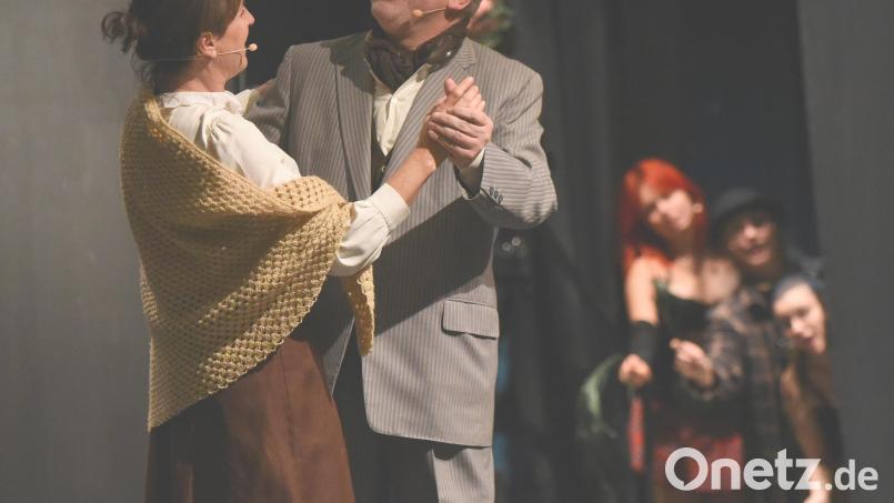 Jetzt kann Ruppert Grünbauer als &quot;Herr Schultz&quot; in der Wiederaufnahme von &quot;Cabaret&quot; ab dem heutigen Freitag sogar mit wieder ein vorsichtiges Tänzchen wagen. Bild: Tobias Schwarzmeier