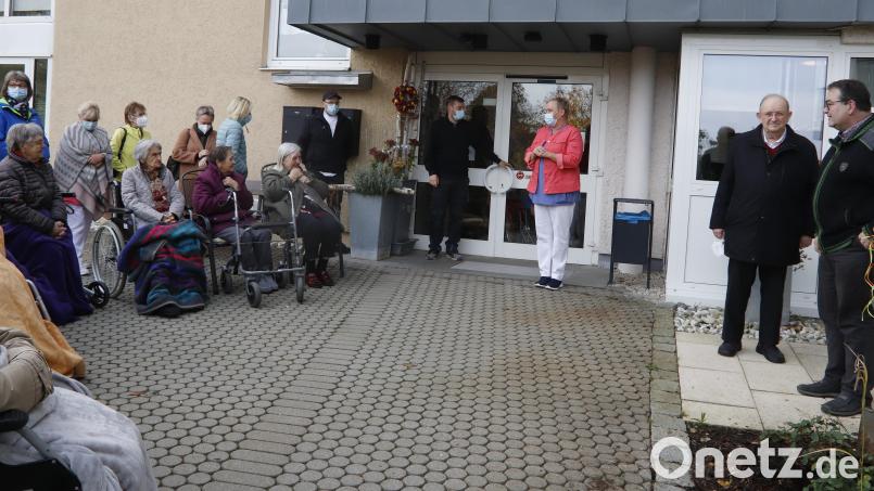 Einige Bewohner des St. Barbaraheimes ließen es sich nicht nehmen, trotz eisiger Kälte bei der kurzen Pflanzzeremonie dabei zu sein. Bild: mfh