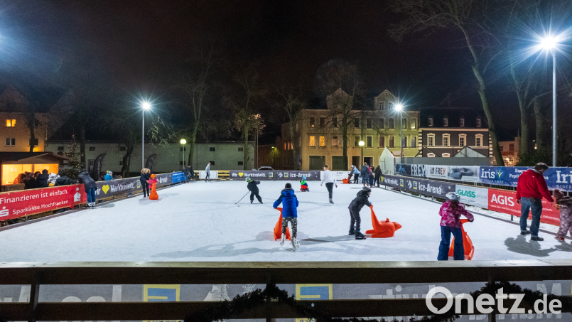 Auf einer Fläche von 300 Quadratmetern bietet die Eisbahn ein einzigartiges Wintervergnügen für Groß und Klein bei freiem Eintritt. Archivbild: Stadt Marktredwitz/exb