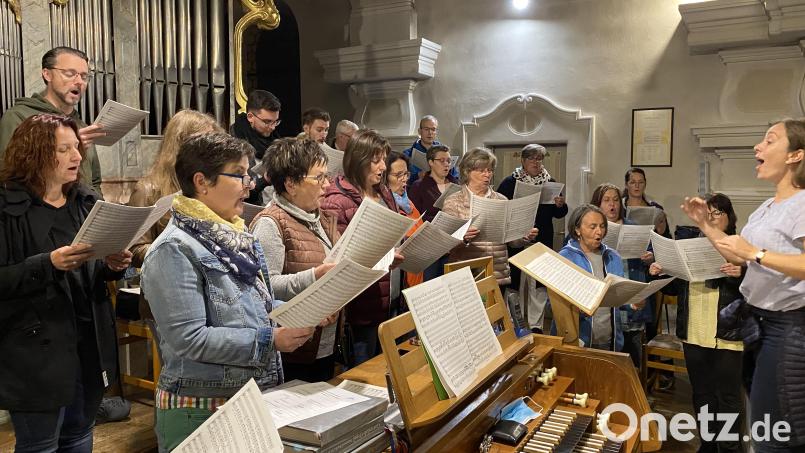 Nach langer Corona-Pause kann der Kirchenchor wieder proben. Bild: Holger Popp