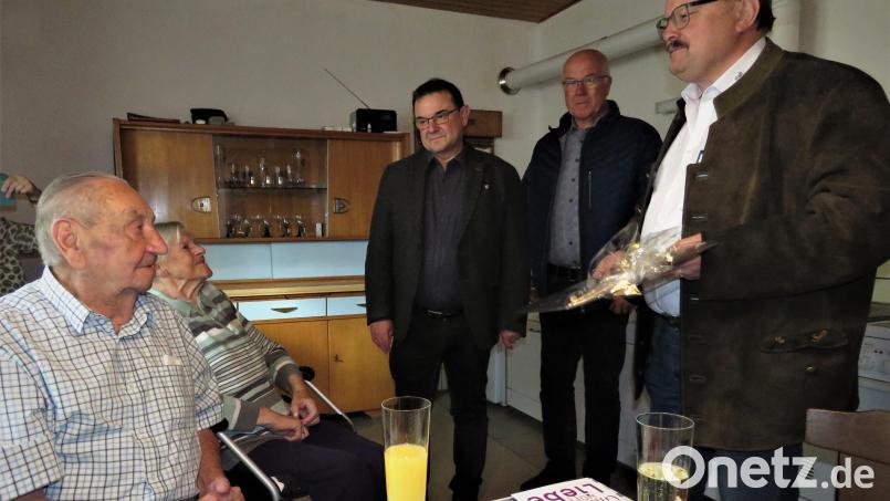 Bürgermeister Aflred Stier, Kirchenpfleger Willi Schicker und Pfarrer Konrad Amschl (von rechts) gratulierten Martha und Ernst Hansich herzlich zur Jubelhochzeit. Sie kamen nicht mit leeren Händen. Die langjährige Ehe wurde mit schönen Geschenken gebührend gefeiert. Bild: ubb