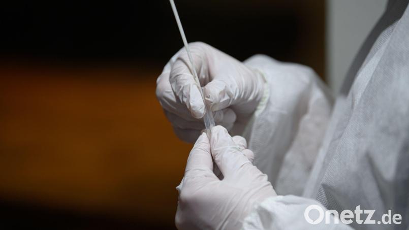 Die Zahl der Corona-Infektionen steigt im Landkreis Tirschenreuth weiterhin an. Am Montag gab es vier positive Tests. Symbolbild: Robert Michael/dpa