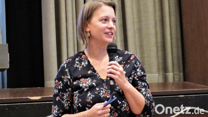 Theologin Nicole Balej übte mit ihren Zuhörerinnen anhand einiger Beispiele, wie jeder für sich selbst im ganz normalen Alltag achtsam sein kann. Bild: ubb