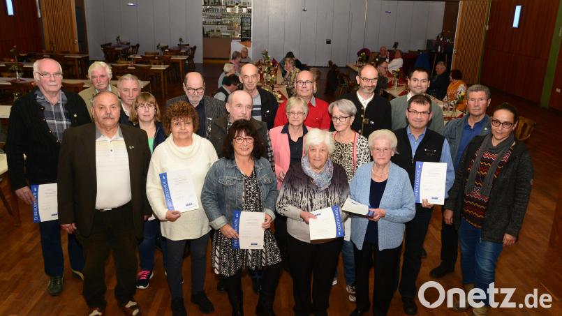 Der VdK-Ortsverband Oberwildenau ehrt in der Jahreshauptversammlung langjährige Mitglieder mit den Treuezeichen in Silber und Urkunden. Bild: bey