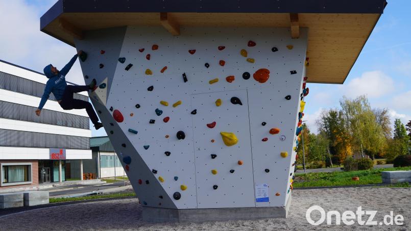 Der Boulderwürfel am Wiesauer Berufsschulzentrum bildet den Mittelpunkt der Begegnungsstätte Sport. Bild: Eger