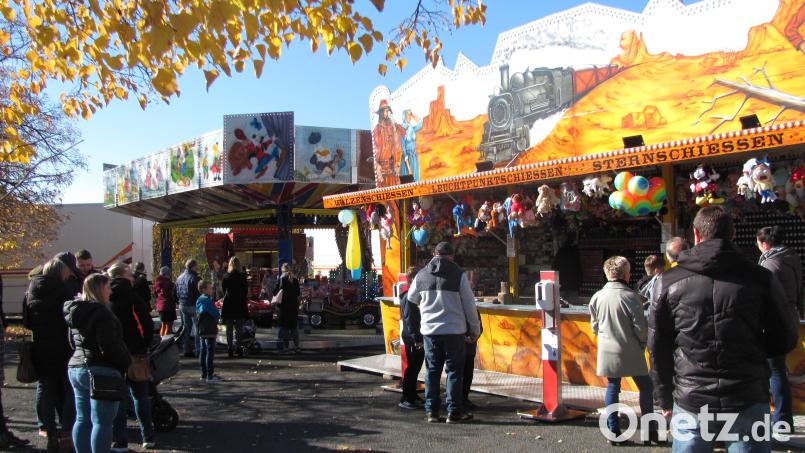 Während sich die jüngeren Kinder im Karussell vergnügten konnten die Jugendlichen oder auch die Väter am Schißstand ihre Zielsicherheit beweisen. Bild: sei