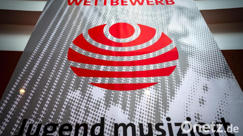 «Bundeswettbewerb Jugend musiziert» steht auf einem Plakat im Metropol Theater. Der Musikförderwettbewerb wird 2022 wieder in Präsenz ausgetragen. Bild: Sina Schuldt/dpa