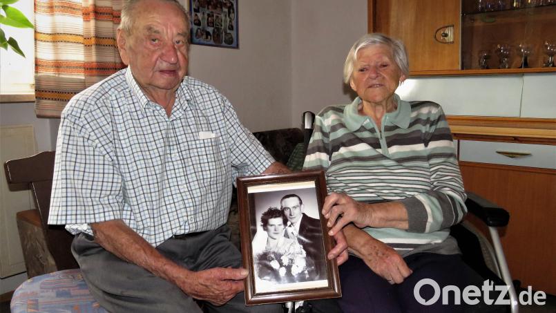 Ernst und Martha Hanisch zeigen ihr Hochzeitsfoto, das vor 70 Jahren bei der Trauung in Schwarzenbach gemacht wurde. Sie haben aus sieben Jahrzehnten Ehe viel zu erzählen. Bild: ubb