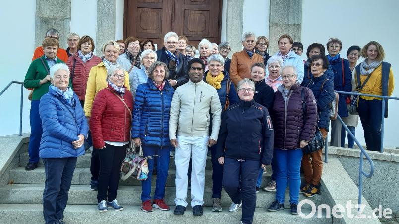 Der Frauenbund Schwarzenfeld besuchte Pfarrer Joseph Kokkoth. Bild: Sieglinde Norgauer/exb