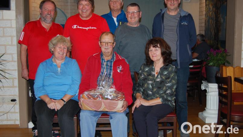 Der enge Vorstand der Grafenwöhrer Wanderfreunde gratuliert Hans Schilling (vorne Mitte) zum 70. Vorne, links Ehefrau Renate und rechts Schriftführerin Waltraud Ertl. Hinten von links: Bezirksvorsitzender Karlheinz Lehner, Wanderwart Alfons Dobmann, Kassenverwalter Charly Schultes, zweiter Vorsitzender Peter Schönberger sowie Gerhard Klarner. Bild: az