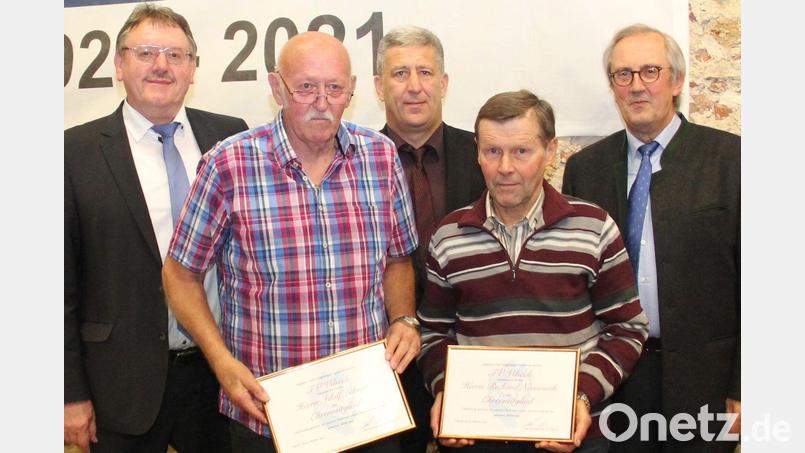 Der FV Vilseck ernennt Adolf Lehner und Richard Neiswirth (vorn, von links) zu Ehrenmitgliedern. Ihnen gratulieren (hinten, von links): Bürgermeister Hans-Martin Schertl, Vorsitzender Robert Liermann und stellvertretender Landrat Franz Mädler. Bild: mc