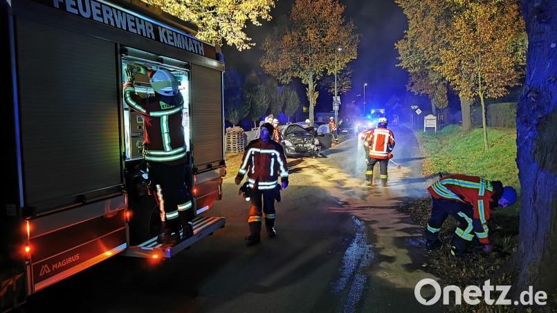 Frontal gegen den Baum (rechts) war die junge Fahrerin mit ihrem Suzuki Swift geprallt, als diese die Wunsiedler Straße am Montagmorgen stadtauswärts befuhr. Die Kräfte von Polizei, Rettungsdienst und Feuerwehr Kemnath waren vor Ort. Bild: mde