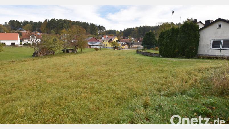 Zwei Bauvoranfragen für dieses Grundstück am Sandäckerweg treffen im Gemeinderat Illschwang auf einige Bedenken. Bild: no