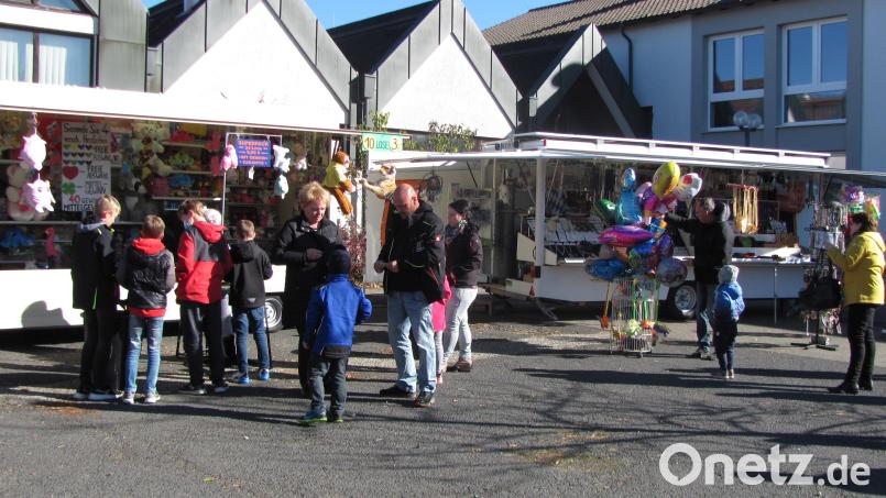 Für Spannung sorgte eine Losbude und auch einen Stand mit Spielsachen, Luftballons, Lederwaren und auch Schmuck verlockten dazu, das Kirwageld auszugeben. Bild: sei