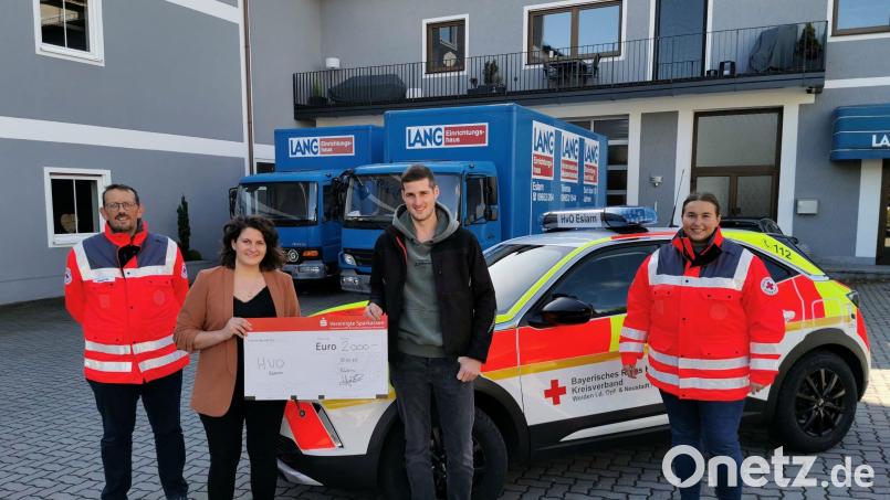 Die Ersthelfer Laura Roth und Georg Rauch danken Julia und Michael Hartinger vom Möbeleinrichtungshaus für die 2000-Euro-Spende. Bild: gz