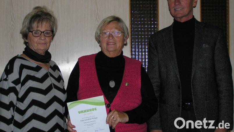 Cordula Philipp (Mitte) wurde für 40 Jahre Treue zur Ortsgruppe Neusorg des Fichtelgebirgsvereins ausgezeichnet. Ortsvorsitzende Helga Schinner (links) und Bürgermeister Peter König (rechts) beglückwünschten sie. Bild: öt