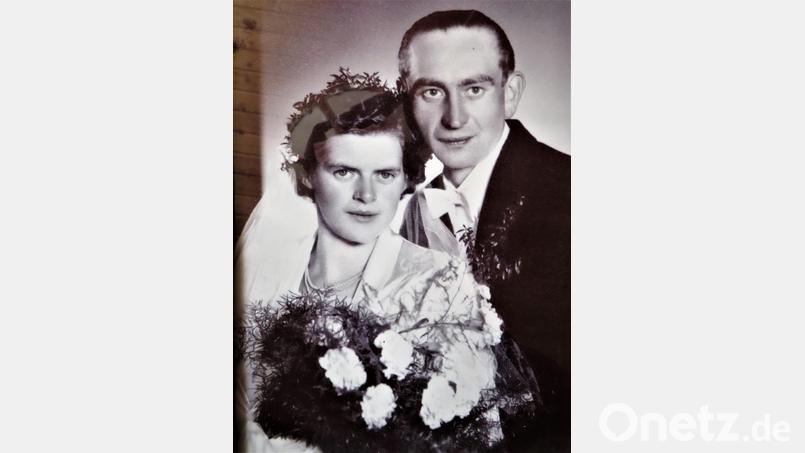 Auf dem Hochzeitsfoto sind Ernst und Martha Hanisch 27 und 22 Jahre alt. Gefeiert wurde in Schwarzenbach, wo das Ehepaar sein ganzes Leben verbrachte und glücklich damit ist bis heute. Bild: ubb