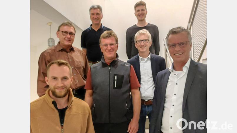 Dominik Losch (rechts vorn) wurde als Beisitzer in den TuS-Vorstand nachgewählt, daneben Bürgermeister Hermann Falk.
2.Reihe von links das Vorstandsteam mit Walter Fleischmann, Klaus Wild und Dieter Held. Hinten: Patrick Gebhardt, der das Internet koordiniert, und Helmut Pichl, neu gewählter Kassenprüfer. Bild: fg
