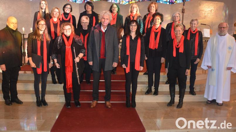 Als Höhepunkt einer liturgischen Andacht in Fockenfeld trug das Ensemble Kreuzer um Brigitte Kreuzer (vorne, Dritte von links) das Lied „Der Segen Gottes&quot; vor, das dem ehemaligen Landrat Wolfgang Lippert (vorne, Mitte) gewidmet wurde. Bild: jr