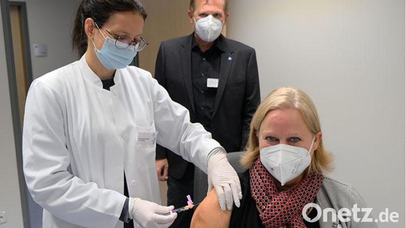 Das Klinikum Amberg geht bei der Grippeschutzimpfung mit gutem Beispiel voran: Betriebsärztin Barbara Cafuta (links) impft Pflegedirektorin Kerstin Wittmann und Dr. Harald Hollnberger, den Ärztlichen Direktor. Bild: Klinikum/Uschold/exb