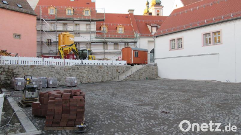 Solche durch Sanierungsmaßnahmen aufgewertete Ecken wie hier am neuen Cäcilienplatz in der Altstadt wünscht sich Bürgermeister Sommer im Zusammenhang mit der Verlegung der Bundesstraße auch in anderen Ortsteilen. Bild: kgg