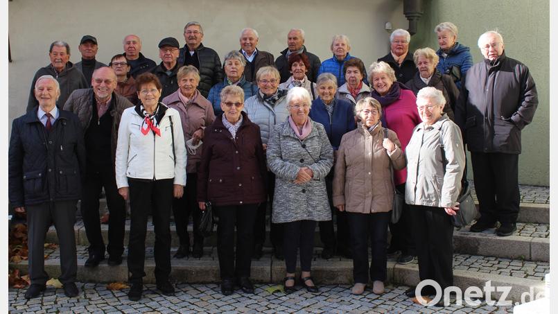 Angehörige des Schülerjahrgangs 1942, die vor 70 Jahren in der Auerbacher Pfarrkirche ihre Erstkommunion gefeiert haben. Bild: cs