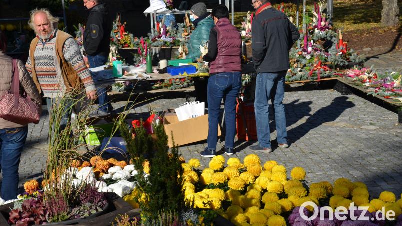 Allerheiligenblumen waren an der "Kalten Kirwa" gefragt. Bild: dob