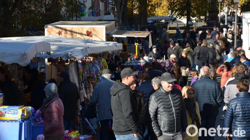 Am Nachmittag drängten sich die Besucher durch den Kirchweihmarkt. Bild: dob
