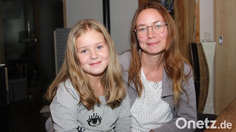 Stefanie Dümler war von der Idee ihrer Tochter Lotta begeistert. Die 8-Jährige hat ihre Haare gespendet, um daraus für ein krebskrankes Kind eine Perücke zu fertigen. Bild: wro