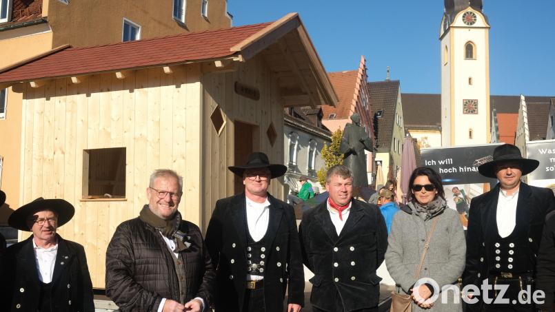 Mitglieder der Zimmerer-Innung Schwandorf übergaben Yvonne Erich (Zweite von rechts) das Kindergarten-Spielhaus (Hintergrund). Oberbürgermeister Andreas Feller (Zweiter von links) hatte das Los für den Josefine- und Louise-Haas-Kindergarten in Burglengenfeld gezogen. Bild: Hirsch