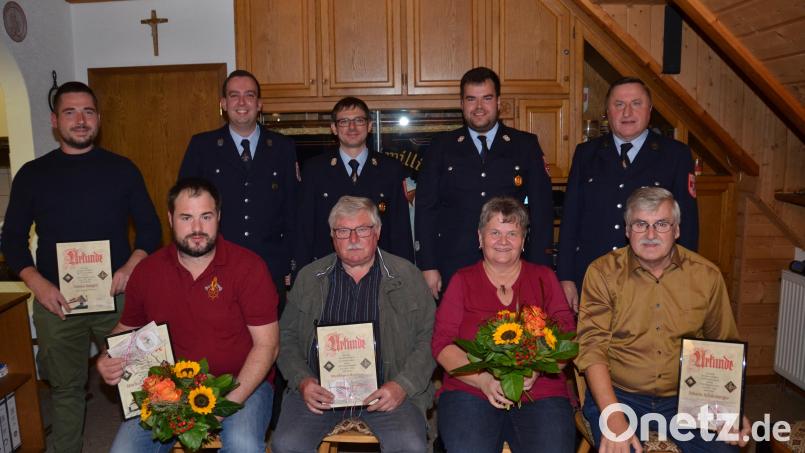 Bei der Feuerwehr Hohentreswitz gab es , Ehrungen und Verabschiedungen. Das Bild zeigt: (vordere Reihe) Tobias Zenger, Markus Schwandtner, Wolfgang Baumer, Brigitte Schönberger, Johann Schönberger und (hintere Reihe) Benedikt Maier, Christian Prey, Tobias Schönberger und Karl Zenger Bild: Ludwig Wittmann/exb