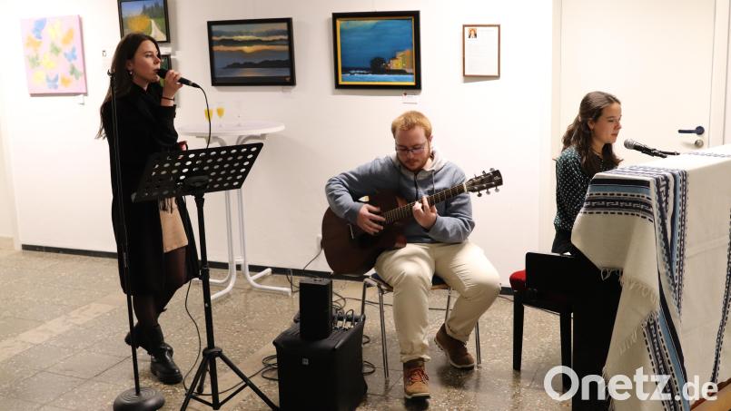 "Small and Together" verlieh der Vernissage den passenden musikalischen Rahmen. (Farbtupfer) Bild: cog