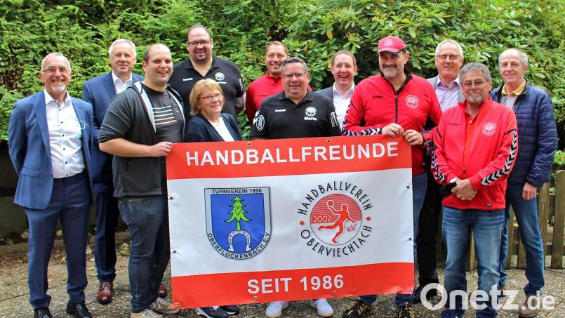 Als Zeichen der Verbundenheit überreichten die Oberviechtacher den Flockis ein Freundschaftsbanner. Bild: vöt