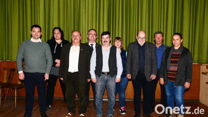 Johann Scharnagl (Dritter von links) ist die nächsten vier Jahre wieder Vorsitzender des VdK-Ortsverbands Oberwildenau. Schriftführer bleibt Helmut Grünbauer (Fünfter von links). Die Kasse führt künftig Beatrice Kreiger (Zweite von links). Beisitzer sind Werner Böhm und Roswitha Grünbauer (Vierter und Sechste von links) sowie und Johann Geiler (Dritter von rechts). Zur Wahl gratulierten Bürgermeister Sebastian Hartl sowie die VdK-Kreisvorsitzenden Carola Brust und Josef Rewitzer (von rechts). Bild: bey
