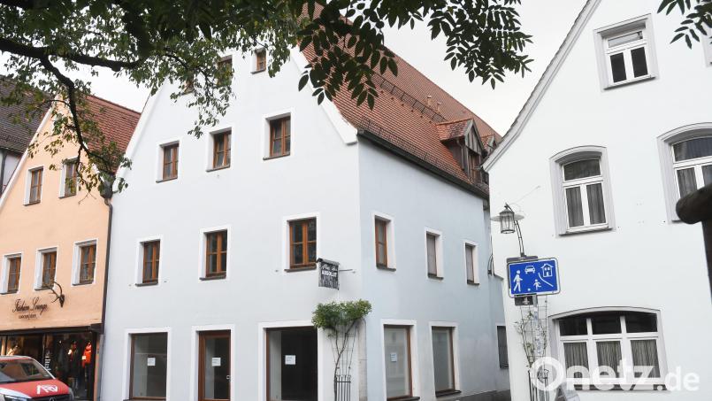Ende 2020 zwangen die Coronakrise und der Internethandel das Modegeschäft Weidacher zur Aufgabe. Seitdem klafft dieser Leerstand am Oberen Markt. Schon bald soll er behoben sein. Bild: Gabi Schönberger