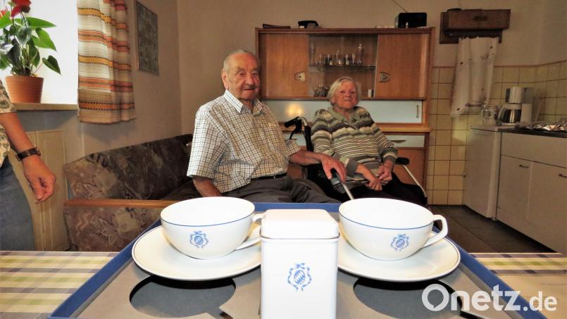 Ministerpräsident Dr. Markus Söder hat nicht nur einen Glückwunschbrief, sondern auch dieses Kaffeegedeck als Geschenk zur Gnadenhochzeit von Ernst und Martha Hanisch aus München geschickt. Das Porzellan ist von Rosenthal. Bild: ubb